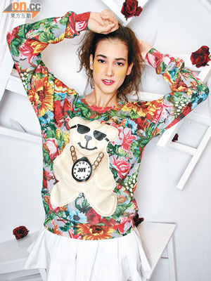 Joyrich彩色花卉小熊圖案針織衫 $1,600、JKOO白色短裙 $2,300