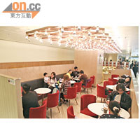 用餐區以紅色及銅色為主調，設計得簡約時尚，坐得舒服。