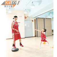 射籃練習<br>從一定距離持球跑向籃球架，企定拍球三下再射籃。小朋友初時可在籃底跳射，之後就可慢慢拉遠距離。