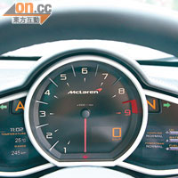 左右各設資訊屏幕的錶板，能不時提供各項行車資訊。