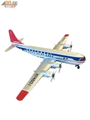 雖然只屬普通的西北航空飛機模型，不過James就喜歡其藍紅配色。（50年代）