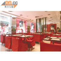 紅色的浮世繪屏風非常搶眼，為餐廳增添不少時尚元素。以鏡作牆壁，光猛又舒服。