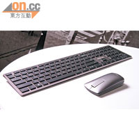 附送的無線鍵盤及滑鼠都是金屬質感流線設計。
