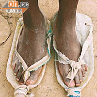 去年7月，Ken Sir從Facebook看到圖中的東非小孩，即發起膠樽鞋運動。