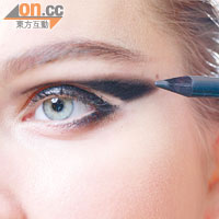 Step 1 張開眼望鏡子，用眼線筆在眼窩凹位描畫眼線至眼尾，跟從下眼眶的斜度上揚。