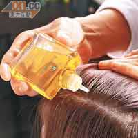 將適量的活髮精華油分區塗抹於頭皮上，輕輕按摩約5分鐘，待15分鐘清洗。
