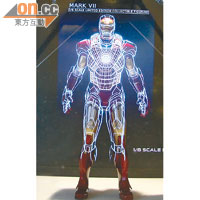 1:1的Iron Man Mark XLII屹立於商場入口，氣勢逼人！