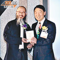 Wallace Chan（左）獲香港貿易發展局副總裁周啟良頒發紀念狀。