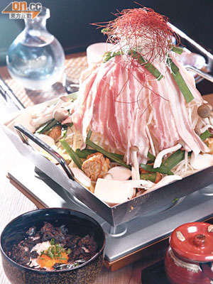 特選豚肉鐵板鍋 $278（2人用）<br>鐵板鍋連由日本來的薄身爐一起上枱，堆得像台式刨冰的食材新鮮，配合自家製的醬汁一起煮，濃郁好味道。