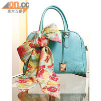 藍色handbag$5,980、Floral print scarf$1,280