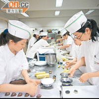 課程90%時間為實際操練，學員有足夠時間反覆練習各類型製餅技術。