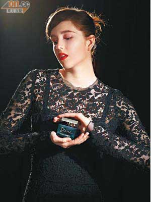 Dolce & Gabbana黑色喱士連身裙 未定價（k）<br>Dolce & Gabbana Desire女士香薰 $625/30ml（a）<br>延續The One香薰的誘人故事，充滿東方花香的味道更能凸顯女士的強烈情感。