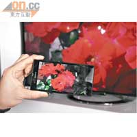 在One Touch Mirroring功能下，可簡單地將手機畫面傳至大電視。
