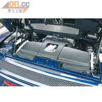 中置式5.2公升引擎，可輸出525hp超強動力。