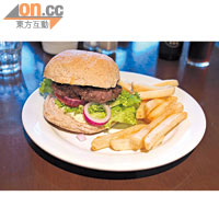 漢堡包的牛肉扒超厚，加上伴碟的薯條分量十足，售價為NZ$22（約HK$143）。