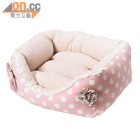 以有機棉製造的小床，分外舒適，適合皮膚敏感的狗狗。