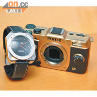訂購Q10將附送限量版手錶，錶面設計以相機接環作藍本。