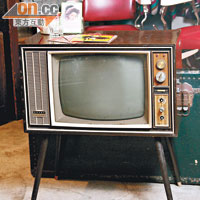 Lai Kit指，上一代的家品以耐用為設計前提，像這款舊式連腳電視機，至今仍能夠運作。（非賣品）