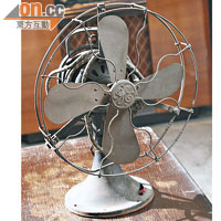 向維修阿叔收購的電風扇，賣相古老，聽說是二、三十年代的產品。$3,200