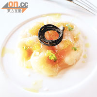 Raw Scallop Lime Caviar $158（b）<BR>帶子肉厚鮮味，上面鋪了青檸魚子，入口清新怡人。