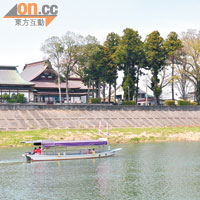 乘坐屋形船，是唯一可盡望兩岸櫻花的方法。￥1,000（HK$79）