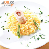 Risotto allo Zafferano con Midollo di Bue e Asparagi $178 <BR>燴飯用當地的Arborio米混了番紅花汁煮成，中間的牛骨盡是骨髓，啜出來感受濃惹質感，正。