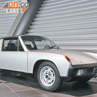 1974年保時捷與Volkswagen AG合作研製的VW-Porsche 914/4，配備1.8公升引擎，可輸出85ps馬力，極速177km/h，外形頗科幻。