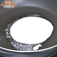 放一小匙牛油在鑊中央，溶化後倒下大概2湯匙粉漿，用中火慢煎至起泡，反轉再煎另一邊約1分鐘，上碟。
