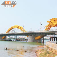 橫跨漢江的龍橋採用搶眼的黃色，感覺相當威猛。