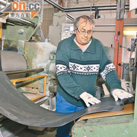 水靴工廠視察<br>經過加工處理的天然橡膠，需要經過快速測試，以確保硫化膠的良好狀態。