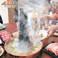 東北酸菜火鍋，是老闆老舅的家鄉口味。NT$400（約HK$105）。