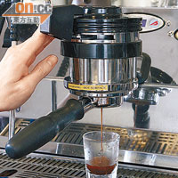 就算以機器沖調，咖啡師的態度也必須認真。