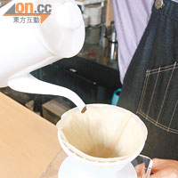咖啡師須懂得為客人提供手沖咖啡服務（Pour Over）。