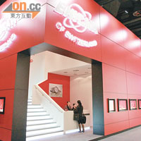 Enicar今年巴塞爾展館以「跨越時空，展現精彩人生」為主題，打造一座兩層高、充滿華麗氣派的「瑰麗館」，以玫瑰紅配上型格黑色為主調，十分矚目。