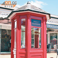 紅色電話亭，配搭着街上的舊建築，恍如回到60、70年代。