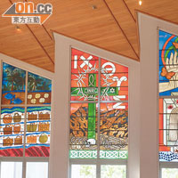 Richard Toy設計的新教堂，以彩繪玻璃窗象徵毛利人和白人和諧共融的理念。