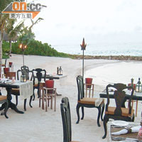 沙灘上的地中海餐廳，就是跟大自然結合了。