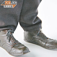 特長皮鞋稍稍翹起，並經過舊化處理，100%跟足造型。