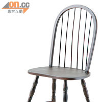 椅子雖是膠製，但塗裝卻有實木質感，幾可亂真。