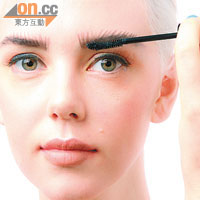 Step2：要令到飛揚效果更為自然的話，可以用睫毛膏將眉毛向上掃，增加眉毛的厚度和濃密感，同時能為眉毛上色。
