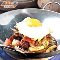 Lomo Saltado Completo $188（a）<br>富中國色彩的秘魯菜，面層就用豉油、紅葱和番茄炒牛肉，底層是黃椒醬、豆蓉加飯煎香的Taco Taco，就像大雜燴一樣。