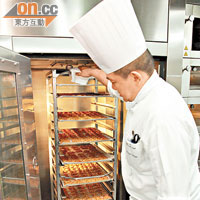 帝苑酒店糕餅總廚Louie表示，蝴蝶酥不似別的甜餅，烘焙的工序較為繁複。