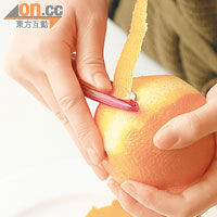 Steps:<br>先將橙的外皮刨出，以去除其雜質。