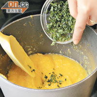 將橙蓉以慢火輕煮至進一步濃縮，最後加入已切碎的薄荷葉，放涼後可入瓶。