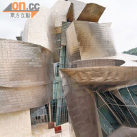 建築師Frank Gehry是解構主義建築的表表者，每塊看似扭曲的鈦片，都經過電腦計算弧直度，砌出曲線與波紋。