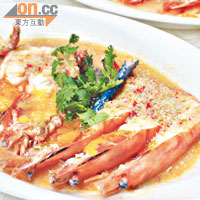 銀湖青檸蒸生蝦（前）及花彫蛋白蒸生蝦，每碟都用上3隻大蝦，售價約RM 60（約HK$155）。
