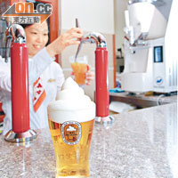 這款全新Frozen Beer和普通生啤不同，先沖生啤，再用另一部機器加入-5℃的泡泡。