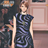 連身短裙上的旋轉形絲絨圖案驟眼看似虎紋紋理，富有趣味性。
