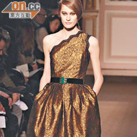 金銅色的斜膊晚裝裙綴有喱士面料，浪漫優雅的展現。