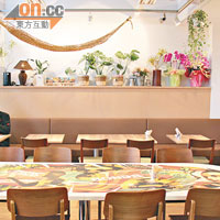 Cafe以「食與綠的治愈空間」為布置主題，店內有大量盆栽點綴。